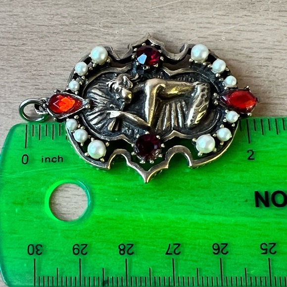 VINTAGE LARGE PENDANT BY CORO CHERUB ANGEL PLAYING FLUTE RED RHINESTONES PEARLS - Picture 5 of 16